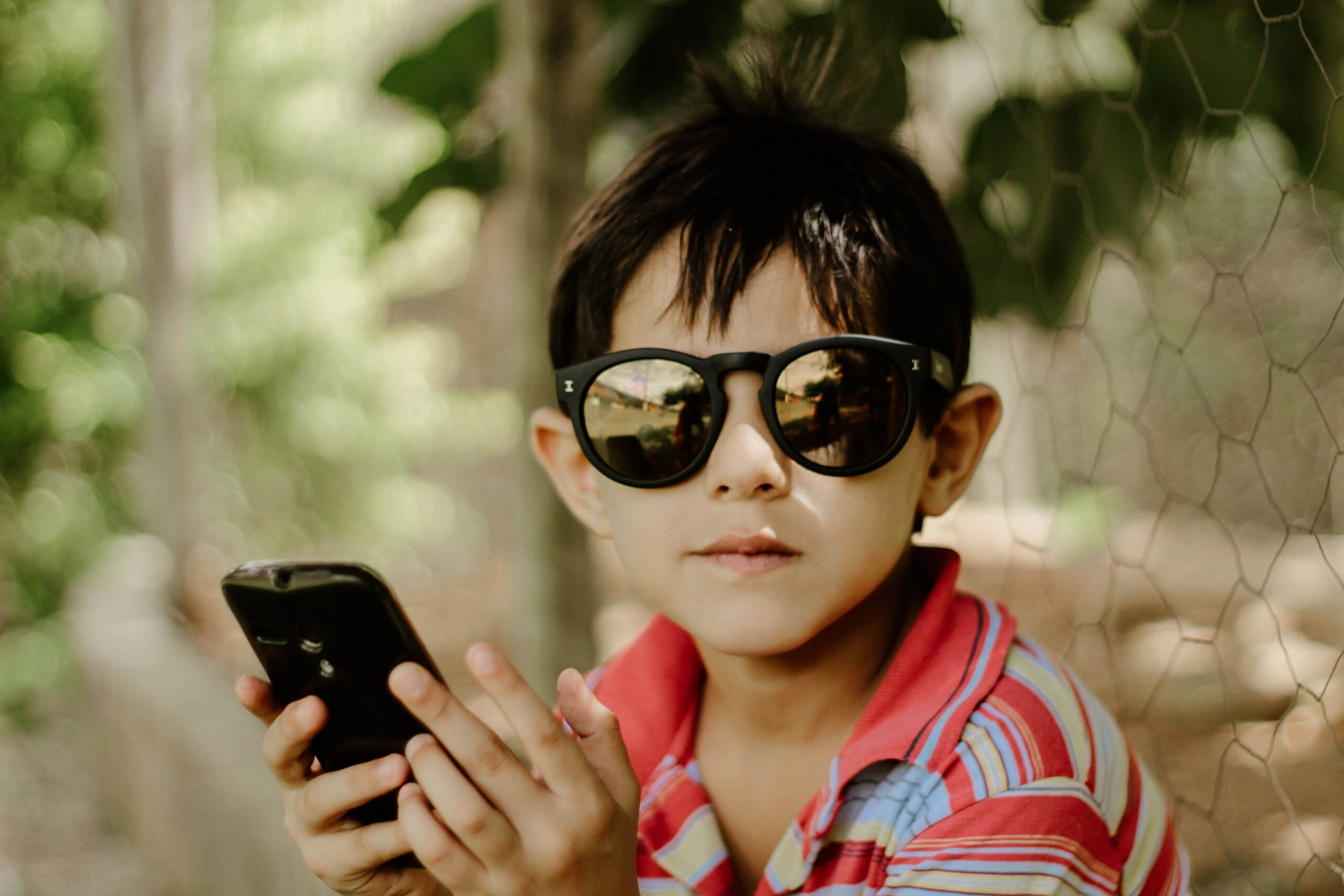 Spending kid. Дети Касперского от китаянки. Glasses with child and Phone.
